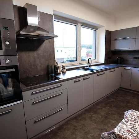 Apartman Devade Se Dvema Loznicemi A Wifi Pripojenim Trutnov Bagian luar foto