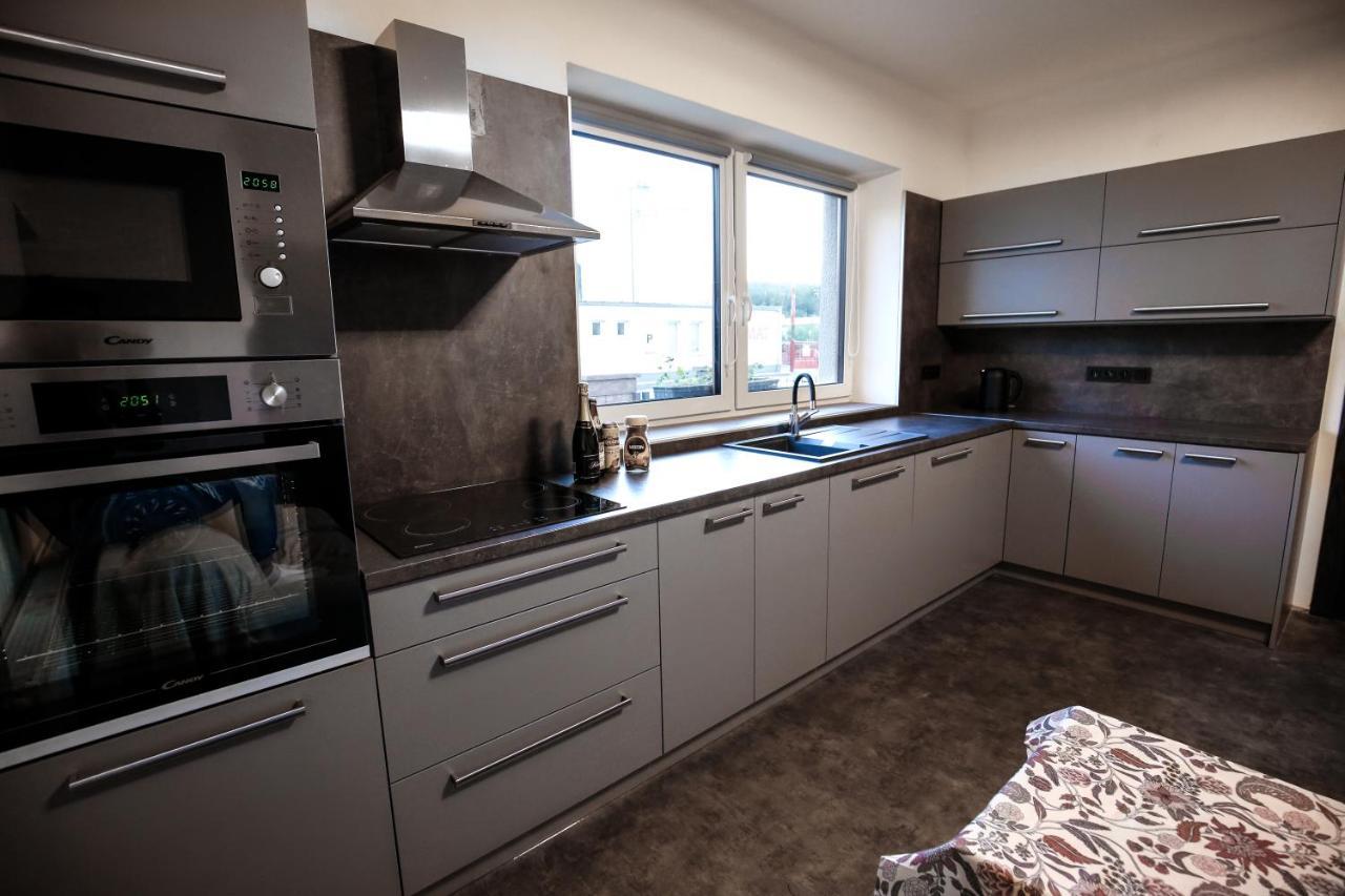 Apartman Devade Se Dvema Loznicemi A Wifi Pripojenim Trutnov Bagian luar foto