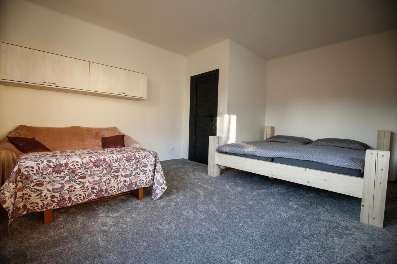 Apartman Devade Se Dvema Loznicemi A Wifi Pripojenim Trutnov Bagian luar foto
