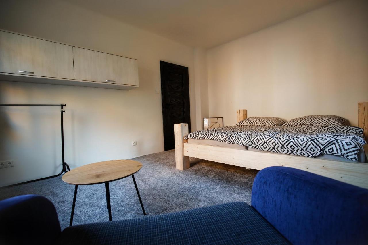 Apartman Devade Se Dvema Loznicemi A Wifi Pripojenim Trutnov Bagian luar foto