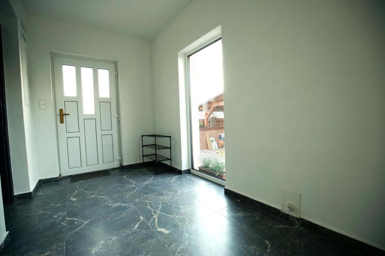 Apartman Devade Se Dvema Loznicemi A Wifi Pripojenim Trutnov Bagian luar foto